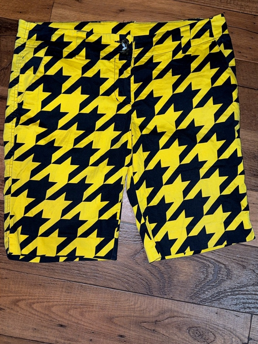 Loud Mouth Ladies Golfing Houndstooth Yellow Shorts Size: 8 excellent condition